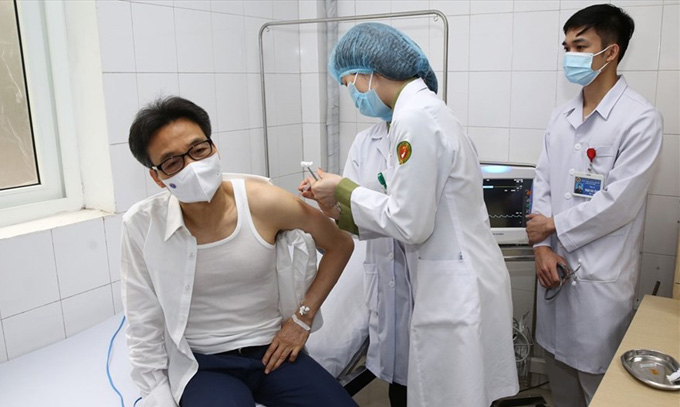 Phó Thủ tướng Vũ Đức Đam tiêm thử nghiệm vaccine